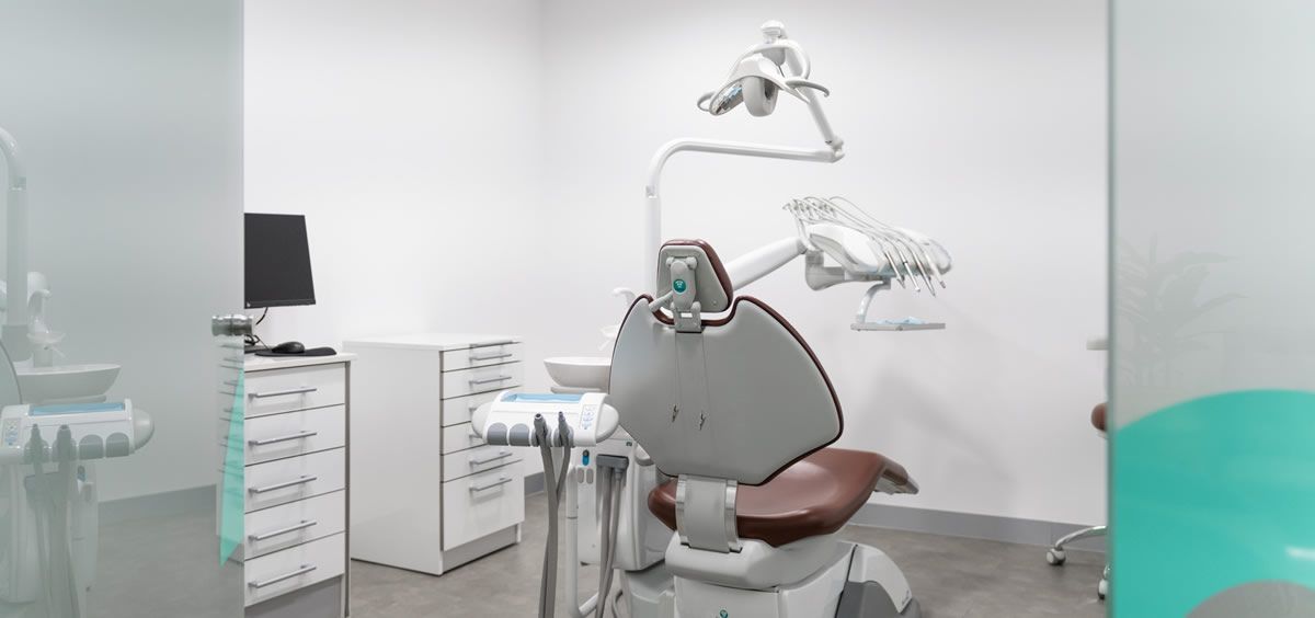 La nueva clínica Asisa Dental en Cádiz, situada en El Corte Inglés Bahía de Cádiz, cuenta con gabinetes dotados con tecnología para realizar cualquier tratamiento bucodental.