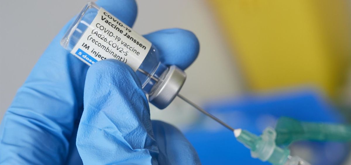 Una profesional sanitaria sostiene un vial con la vacuna de Janssen contra el Covid 19. (Foto. Eduardo Sanz- EP)