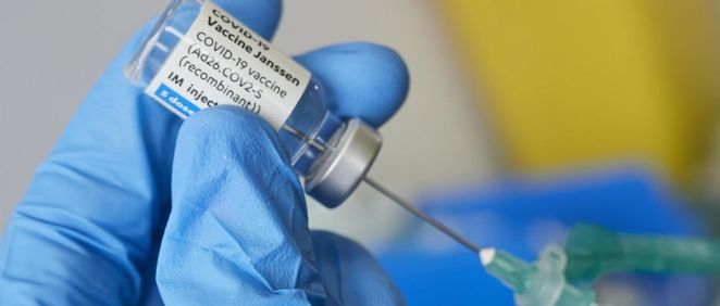 Una profesional sanitaria sostiene un vial con la vacuna de Janssen contra el Covid 19. (Foto. Eduardo Sanz- EP)