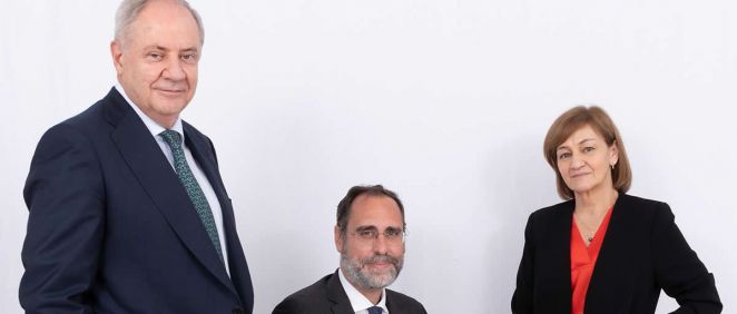 De izq. a dhca., Santiago de Torres, Presidente de Atrys Health; José María Huch, CFO de Atrys Health e Isabel Lozano, CEO de Atrys Health. 