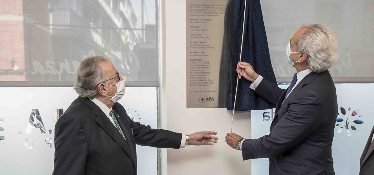Diego Murillo, presidente de Honor de A.M.A., y Enrique Ruiz Escudero, consejero de Sanidad de la Comunidad de Madrid.