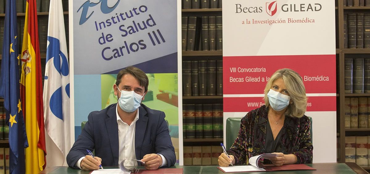 El director general del Instituto de Salud Carlos III (ISCIII), Cristóbal Belda, y la vicepresidenta y directora general de Gilead España, María Río, durante la firma