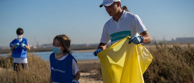 Quirónsalud colabora con la Fundación Ecomar en la limpieza de varias playas de Huelva (Foto. ConSalud)