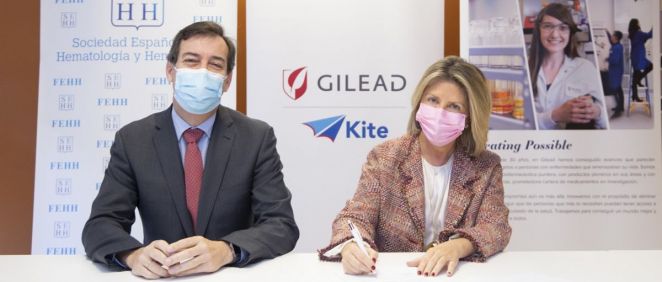 De izq. a dcha., Ramón García Sanz, presidente de la SEHH; y María Río, vicepresidenta y directora general de Gilead