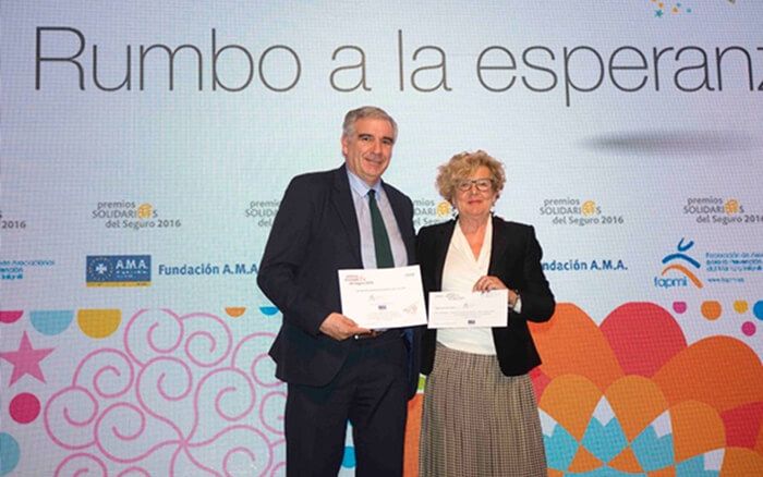 De izd. a drcha: Luis Núñez, secretario de la Fundación A.M.A. y Juana López, presidenta de FAPMI.
