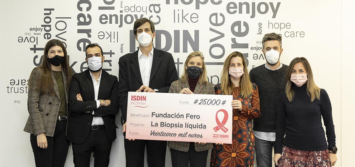 Luis Doussinague, country manager de ISDIN España, entrega el cheque a Piru Cantarell, directora general de FERO, acompañados por los equipos de ISDIN y FERO.