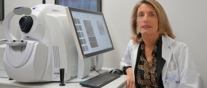 La doctora Isabel Garabito con la nueva unidad OCT Cirrus 6.000