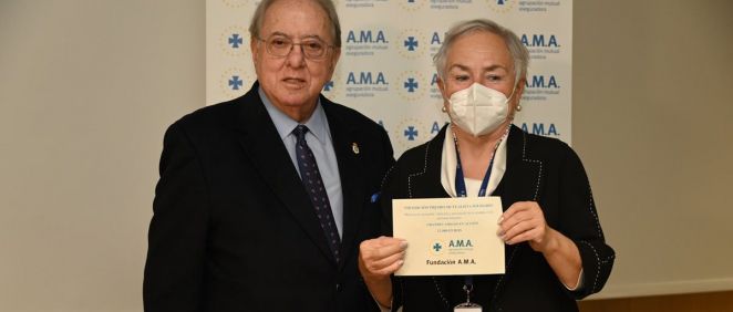 Diego Murillo, presidente de la Fundación A.M.A., junto a una de las premiadas.