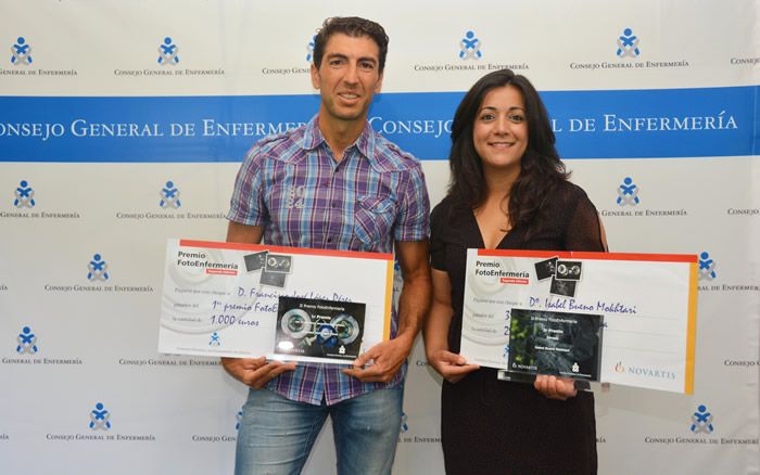 De izd. a drcha.: Francisco José López, ganador del primer premio FotoEnfermería e Isabel Bueno, ganadora del segundo premio FotoEnfermería.