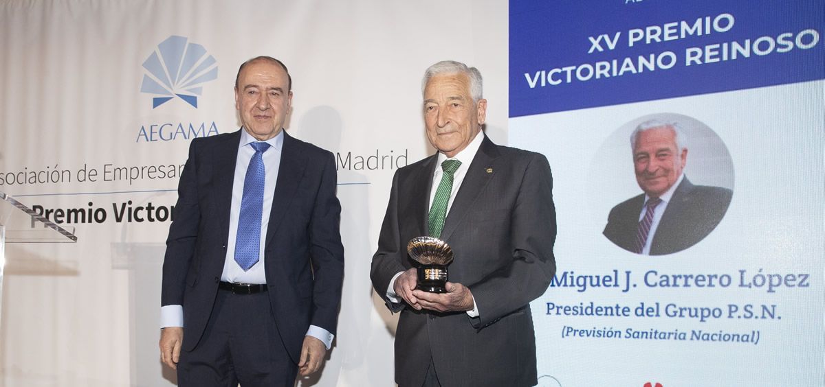 El presidente de PSN, Miguel Carrero, recibe el premio Victoriano Reinoso a su trayectoria profesional (Foto. PSN)