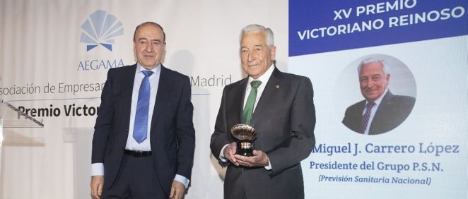 El presidente de PSN, Miguel Carrero, recibe el premio Victoriano Reinoso a su trayectoria profesional (Foto. PSN)