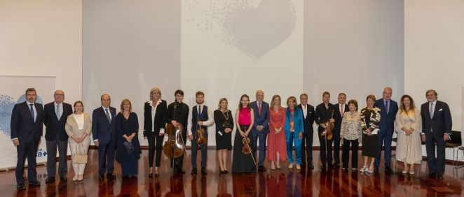 Foto de familia del concierto, al que asistieron Marta Betanzos, Julia Sánchez, y el presidente del Grupo Asisa, Francisco Ivorra, acompañados por consejeros y directivos (Foto. Asisa)