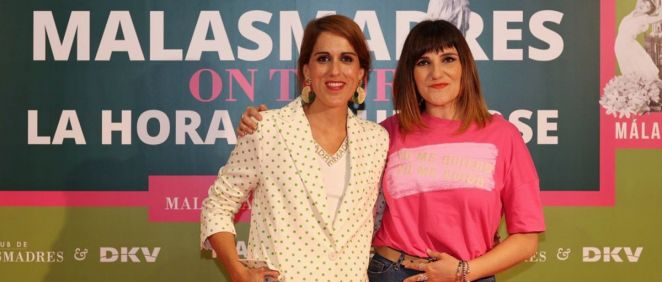 Laura Baena, fundadora del Club de Malasmadres, junto a la cantante Rozalén
