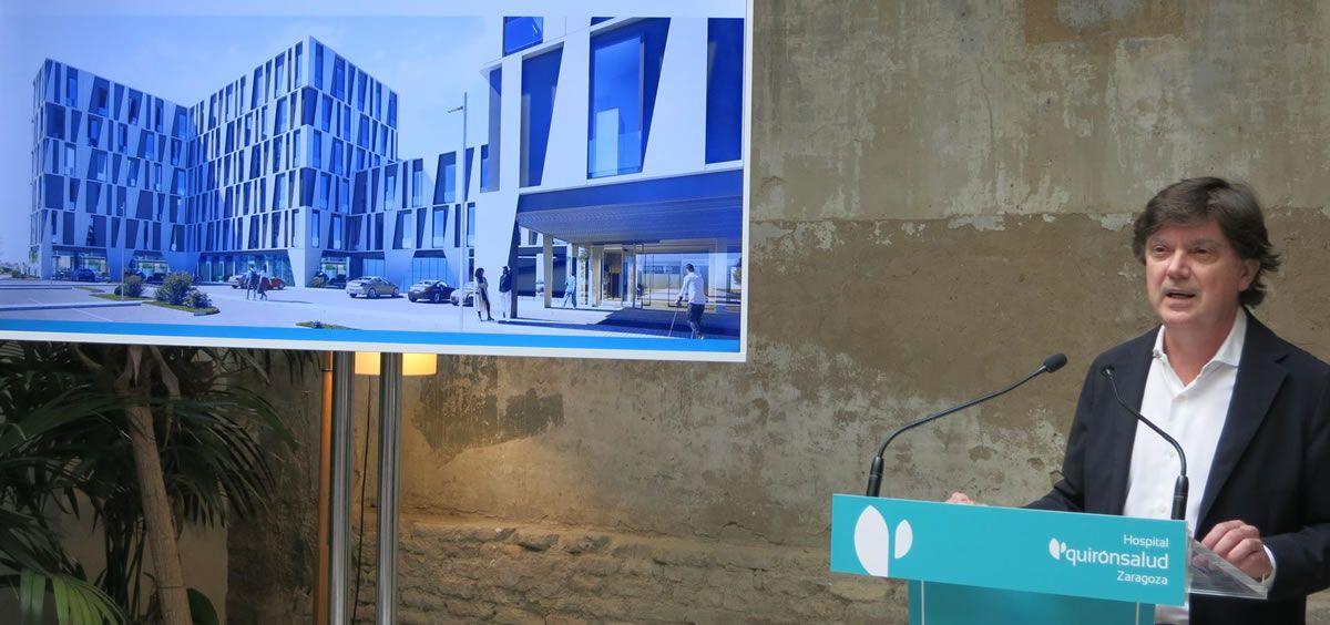 El gerente de los Hospitales Quirónsalud Zaragoza, Miguel Ángel Eguizábal, muestra cómo será la fachada del futuro hospital que van a construir en Zaragoza (Foto. Europa Press)