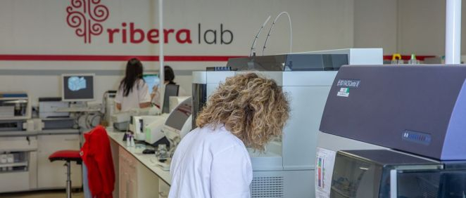 Profesionales del grupo Ribera en su laboratorio central (Foto. Ribera)