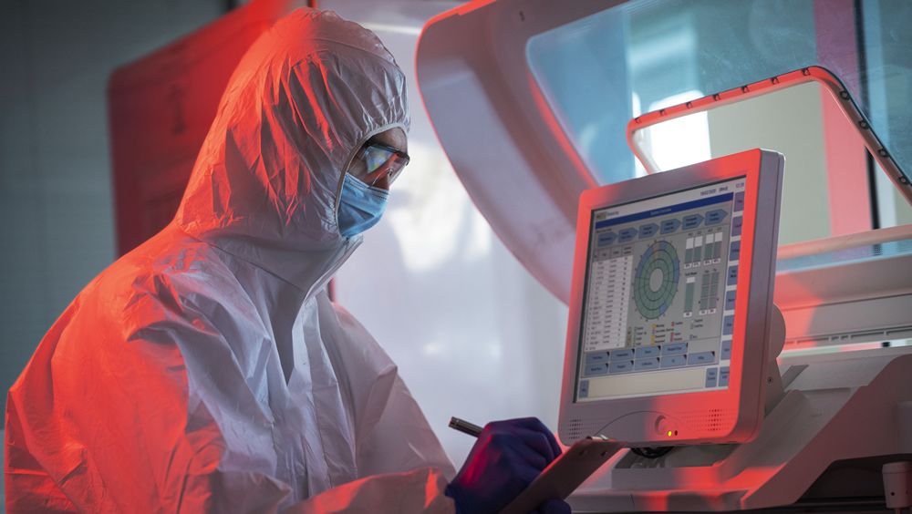 Científico trabajando en un laboratorio (Foto Freepik)