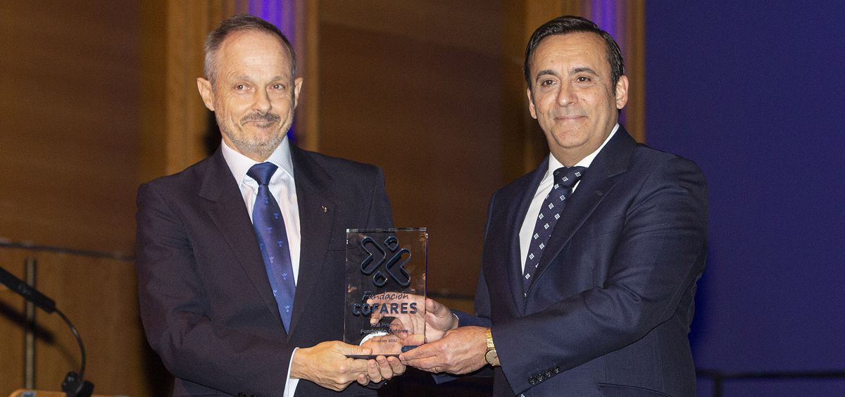 Eduardo entrega el XXII Premio Fundación Cofares a Mariano Ugarte (Foto. Fundación Cofares)