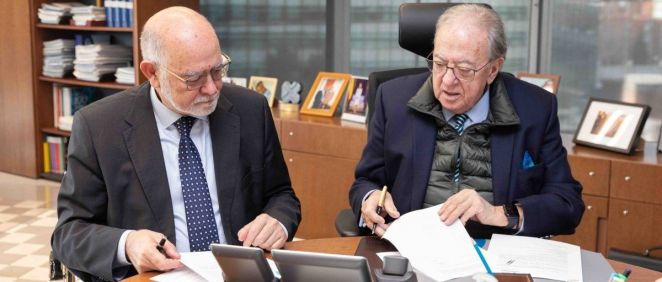 Firma entre Jaime Giner, presidente del MICOF y Diego Murillo, como presidente de A.M.A., Ama Vida y la Fundación (Foto. A.M.A.)