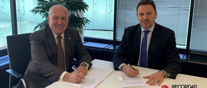 Diego García y Juan Vila firman la alianza estratégica para la promoción de alimentos de uso medicinal. (Foto. Recordati Rare Diseases)