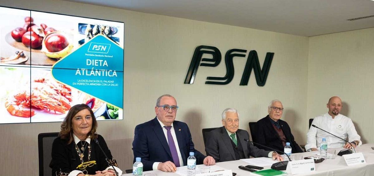 En el centro, Miguel Carrero, presidente de PSN, flanqueado por Rosaura Leis, Juan Carlos Serrano, Aniceto Charro, e Iñaki Bretal.