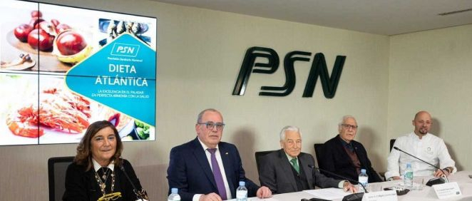 En el centro, Miguel Carrero, presidente de PSN, flanqueado por Rosaura Leis, Juan Carlos Serrano, Aniceto Charro, e Iñaki Bretal.