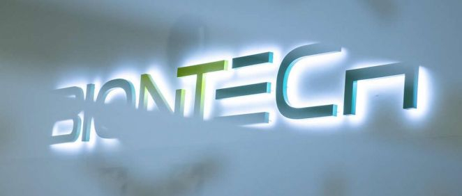 El logo de la compañía BioNTech en su planta de producción en Marburgo (Alemania) (Foto. Boris Roessler - DPA)