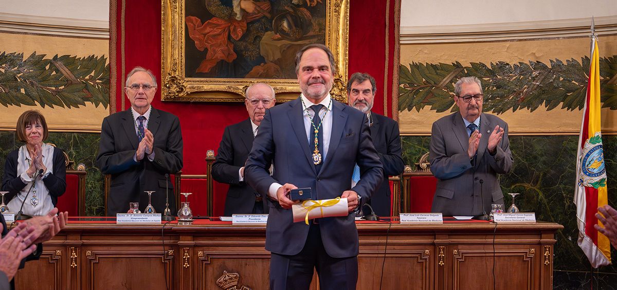 Roberto Úrbez, director general de Bristol Myers Squibb, recibe la medalla de honor de la Real Academia Nacional de Medicina de España (Foto. BMS)