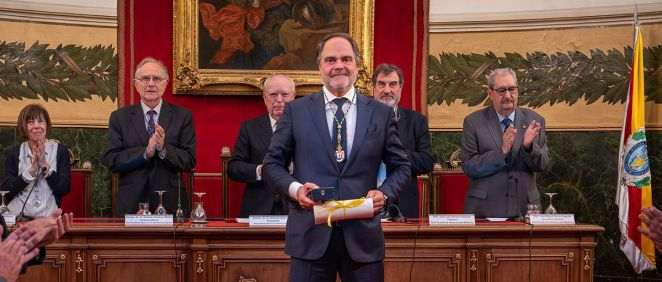 Roberto Úrbez, director general de Bristol Myers Squibb, recibe la medalla de honor de la Real Academia Nacional de Medicina de España (Foto. BMS)