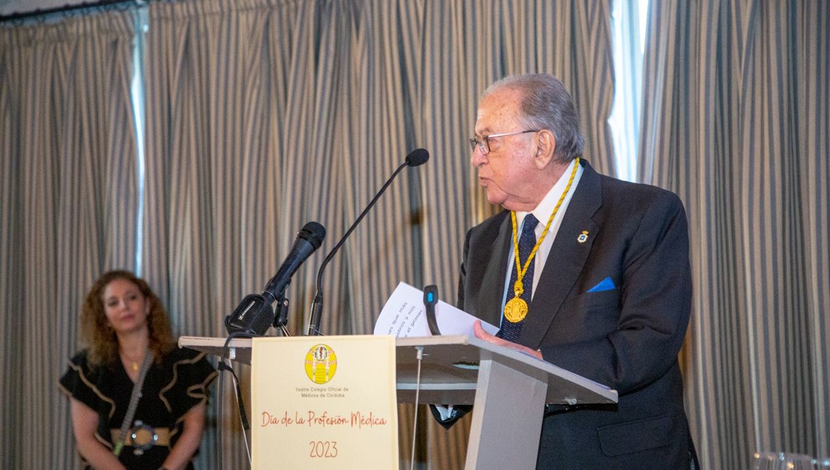 El Dr. Diego Murillo recibiendo la distinción como Colegiado de Honor (Foto. A.M.A.).