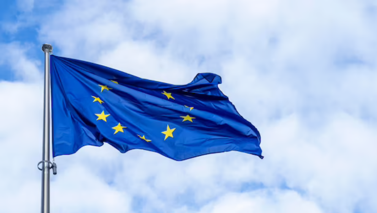 Bandera de la Unión Europea ondeando al viento (Foto: Freepik)