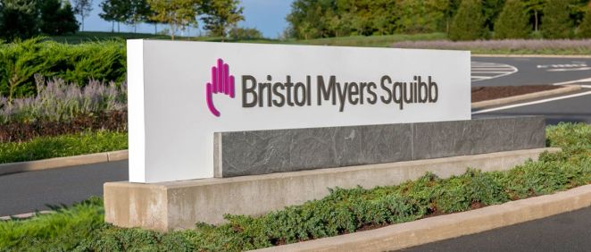 Cartel de la compañía Bristol Myers Squibb (Foto: Twitter - Bristol)