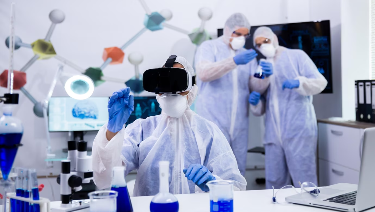 Investigadora utilizando simulación de gafas de realidad virtual para experimentos químicos (Foto: Freepik)
