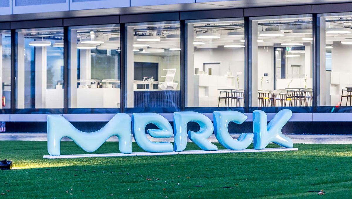 El logotipo cian de Merck frente al centro de innovación (Foto. Web Merck)