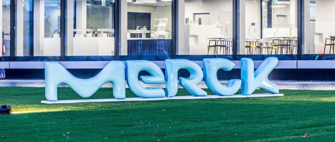 El logotipo cian de Merck frente al centro de innovación (Foto. Web Merck)