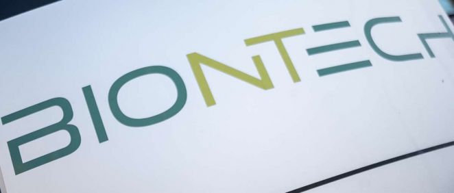 El logotipo de Biontech en un cartel en su sede (Foto: Europa Press)