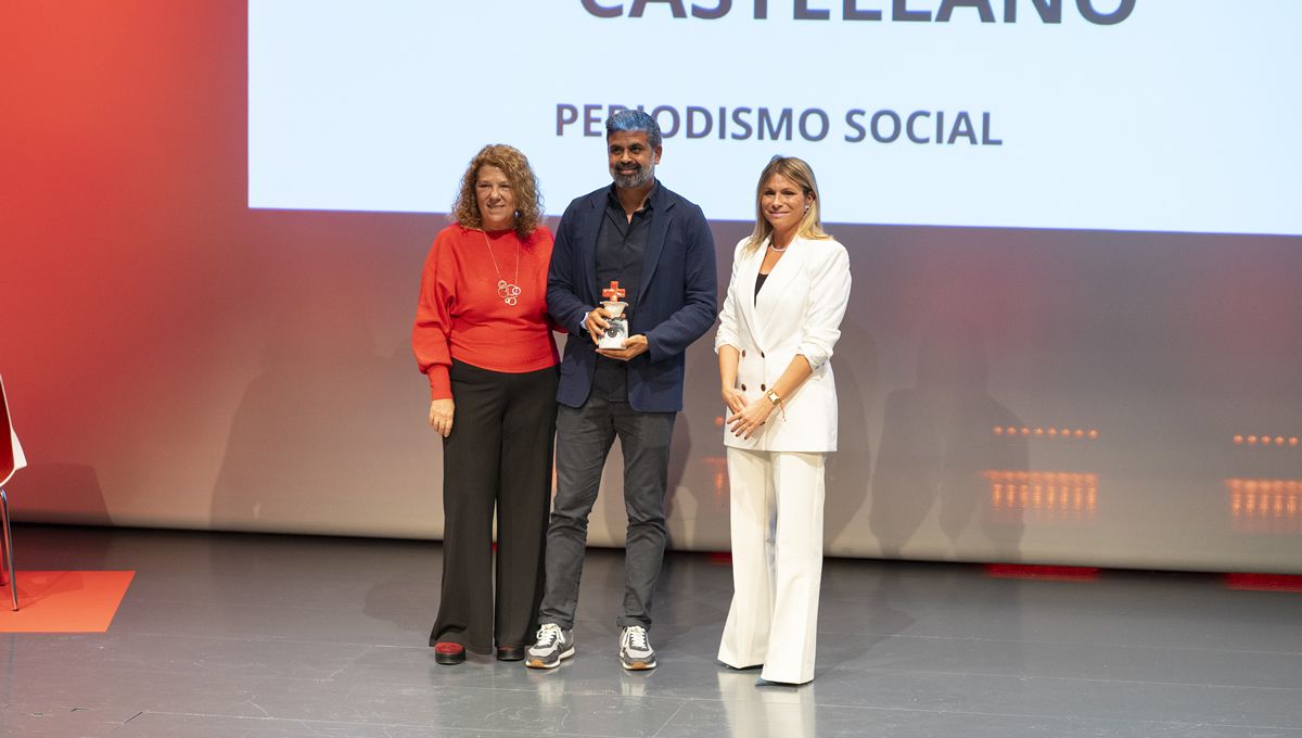 La directora comercial de Oximesa, Dña Arantxa Ruiz, tuvo el honor de entregar el Premio al Periodismo Social a Nicolás Castellano (Foto. Oximesa)