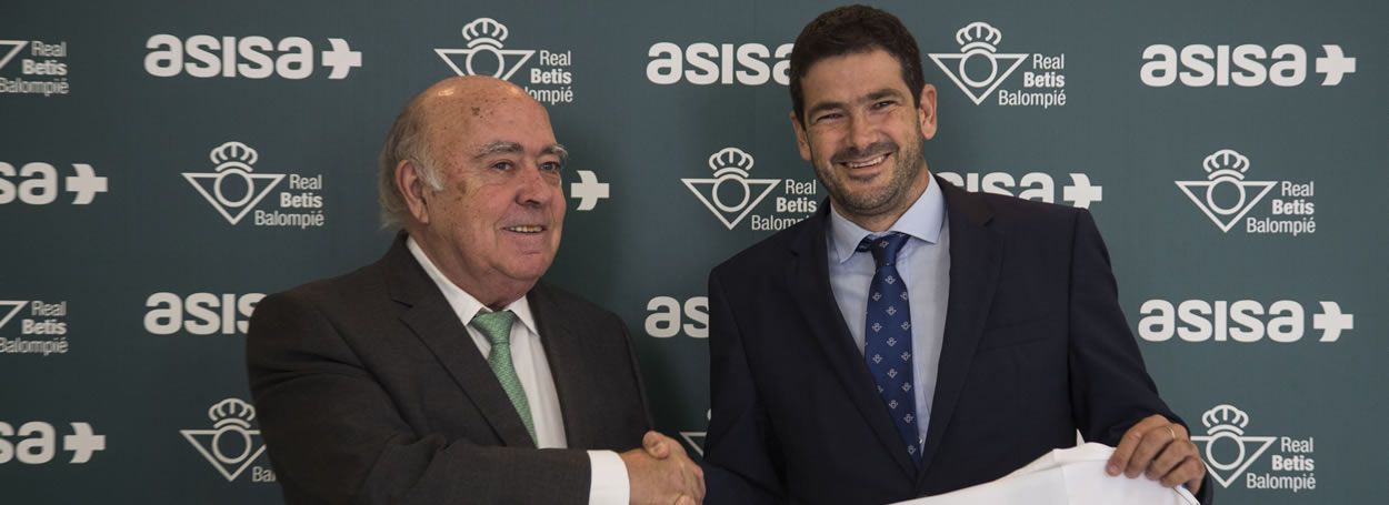 Gregorio Medina, consejero de ASISA Lavinia y delegado de la aseguradora en Sevilla, y Ramón Alarcón, director general de Negocio del Real Betis