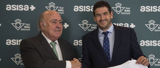 Gregorio Medina, consejero de ASISA Lavinia y delegado de la aseguradora en Sevilla, y Ramón Alarcón, director general de Negocio del Real Betis