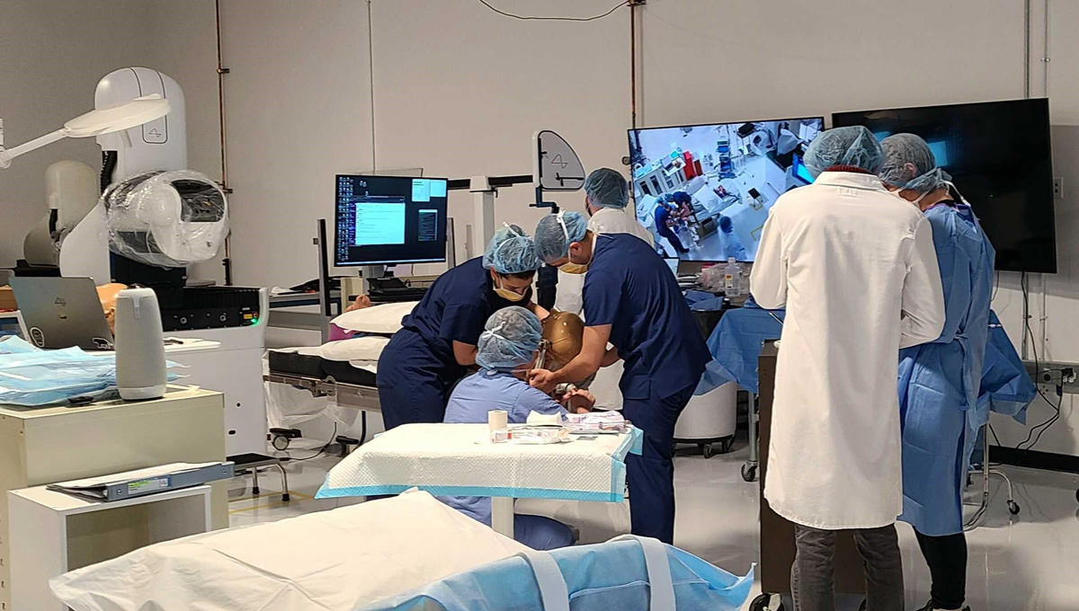 Cirujanos en simulacros con todo el hardware e instrumental necesarios (Foto. Neuralink)