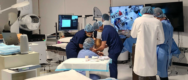 Cirujanos en simulacros con todo el hardware e instrumental necesarios (Foto. Neuralink)