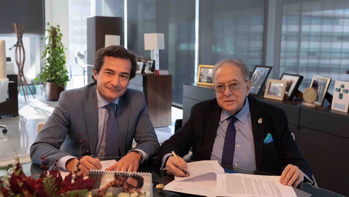 El presidente de los farmacéuticos sevillanos, Jaime Román, y el presidente de la Fundación A.M.A., Diego Murillo en la firma (Foto. A.M.A.)