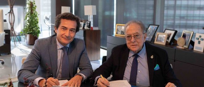 El presidente de los farmacéuticos sevillanos, Jaime Román, y el presidente de la Fundación A.M.A., Diego Murillo en la firma (Foto. A.M.A.)