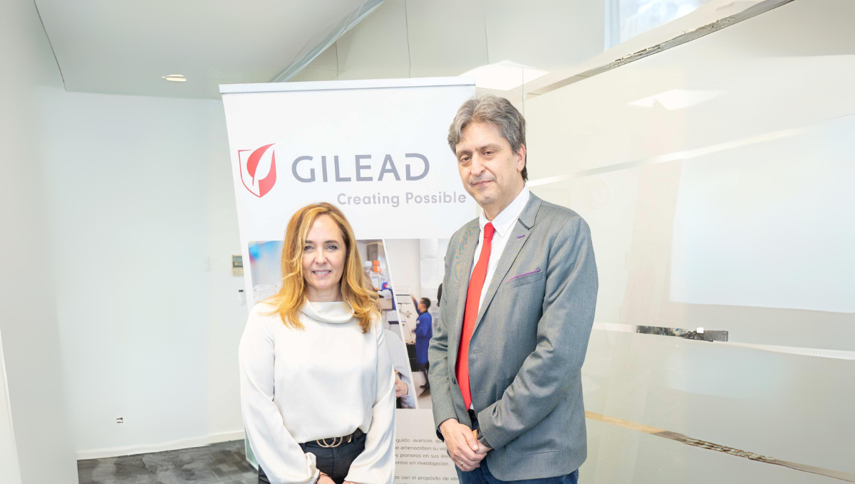 Marisa Álvarez, Exec. director, Medical Affairs de Gilead en España, y el Dr. Juan González Del Castillo, coordinador del Grupo de Trabajo de Infecciones de SEMES (Foto. Gilead)
