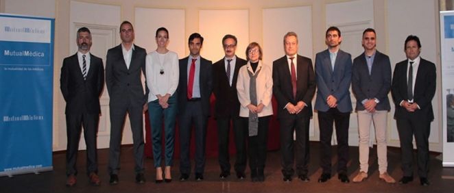Ganadores de los Premios Mutual Médica 2017, con los miembros del Jurado.
