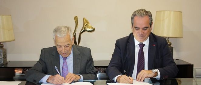 El presidente de PSN, Miguel Carrero, y el presidente del Consejo General de Colegios de Farmacéuticos, Jesús Aguilar