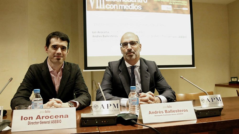 Ion Arocena, director general de Asebio junto a Andrés Ballesteros, delegado de la Comisión de Retos Transversales de Asebio.