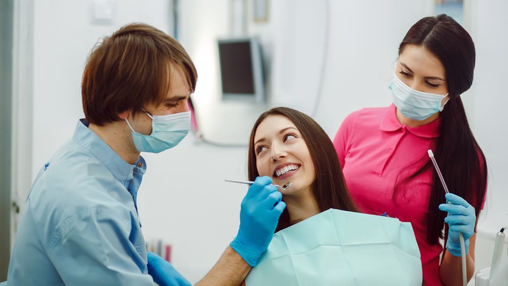El COEM impulsa una campaña de inspección de la publicidad de clínicas dentales