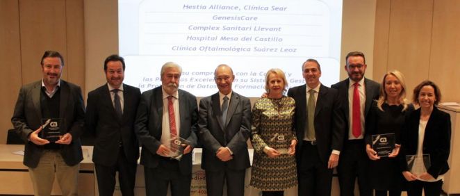 María Díez, responsable de calidad de GenesisCare en España,  junto al resto de los premiados.