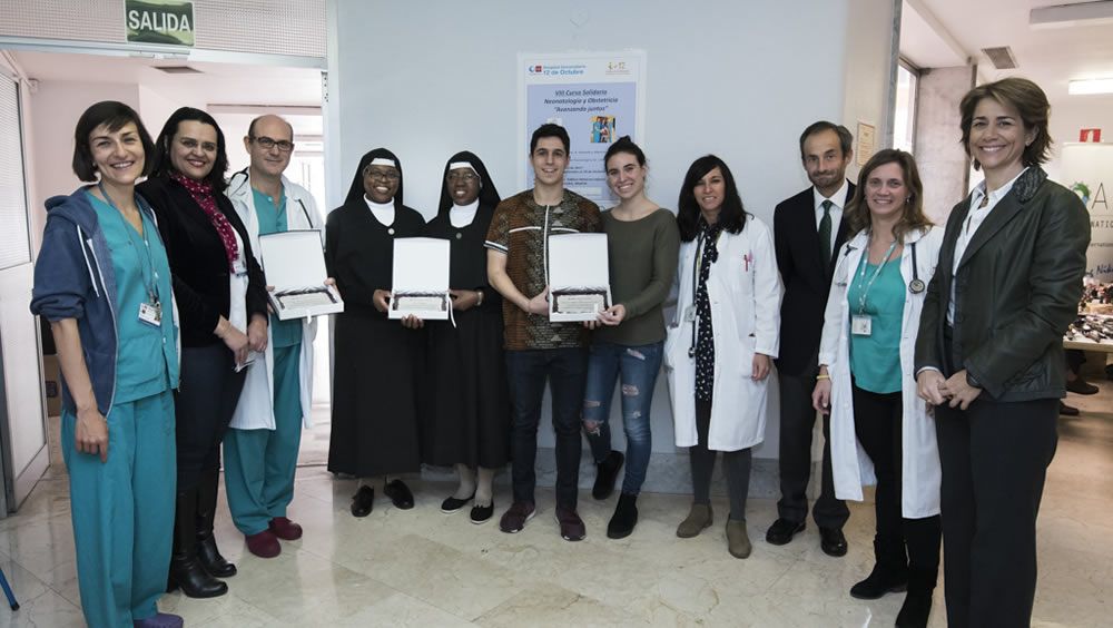 Premiados en el VIII Premio 'Humanidades y Medicina', junto al doctor José Manuel Puente, miembros del Hospital 12 de Octubre y Sara Cebrián, directora asociada de Comunicación de MSD en España