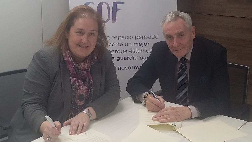 Marta Galipienzo, presidenta del Colegio de Farmacéuticos de Navarra, y Esteban Ímaz, secretario de PSN